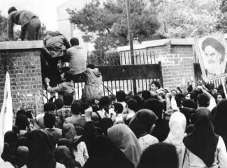Iran hostage crisis, studnets climbing US embassy wall, photo